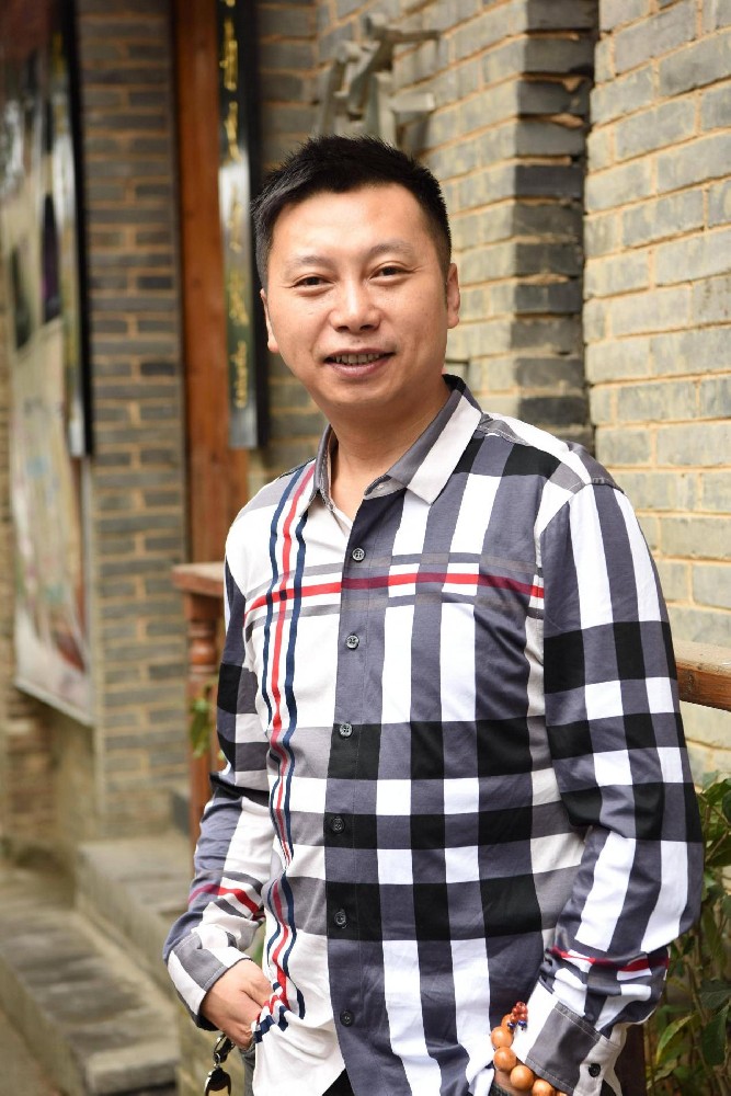 方毅（國瓷紅葉畫院研究員）